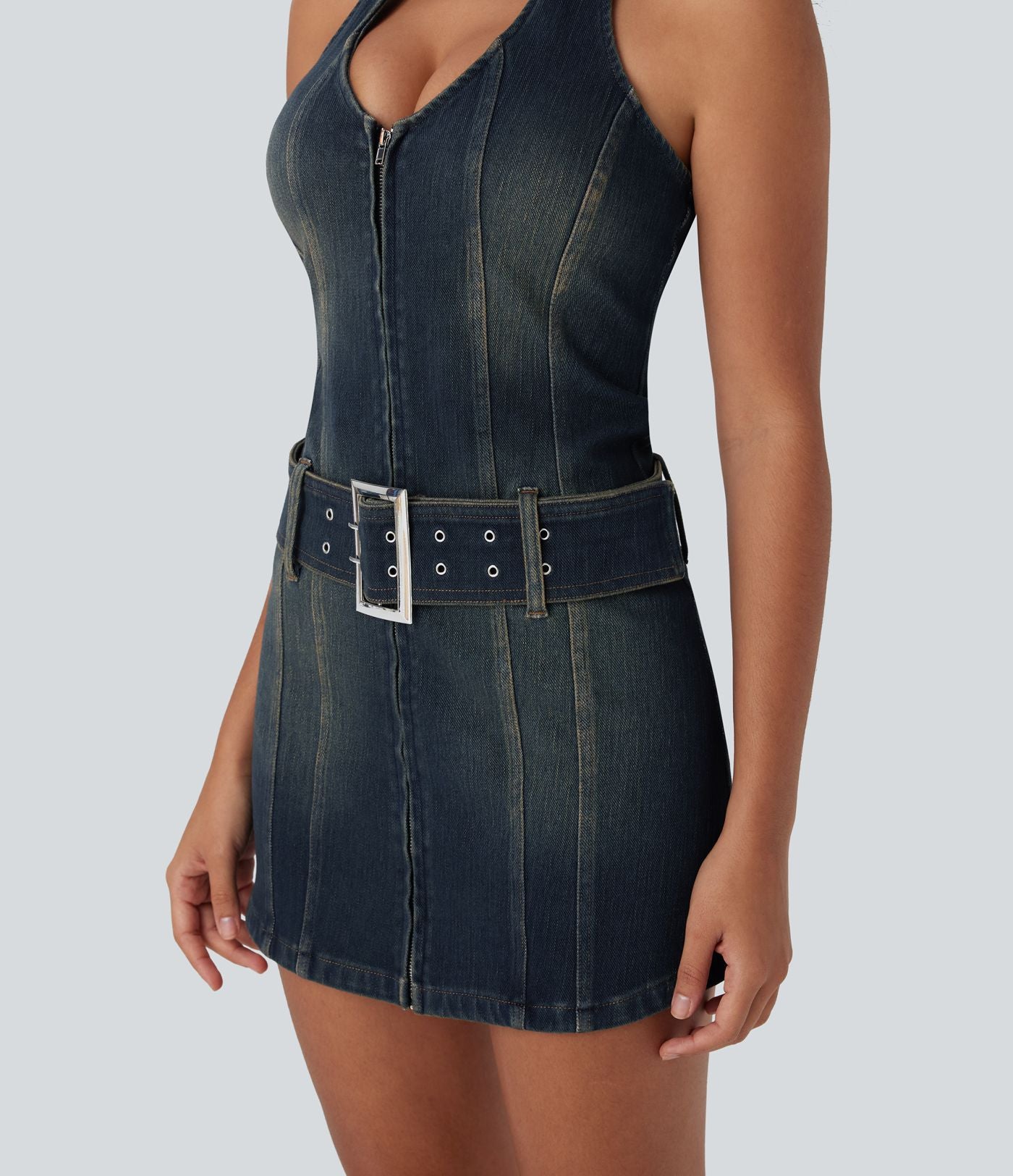 Mini-robe décontractée moulante Halara Flex™ en denim stretch lavé avec dos nu, col licou, fermeture éclair et ceinture