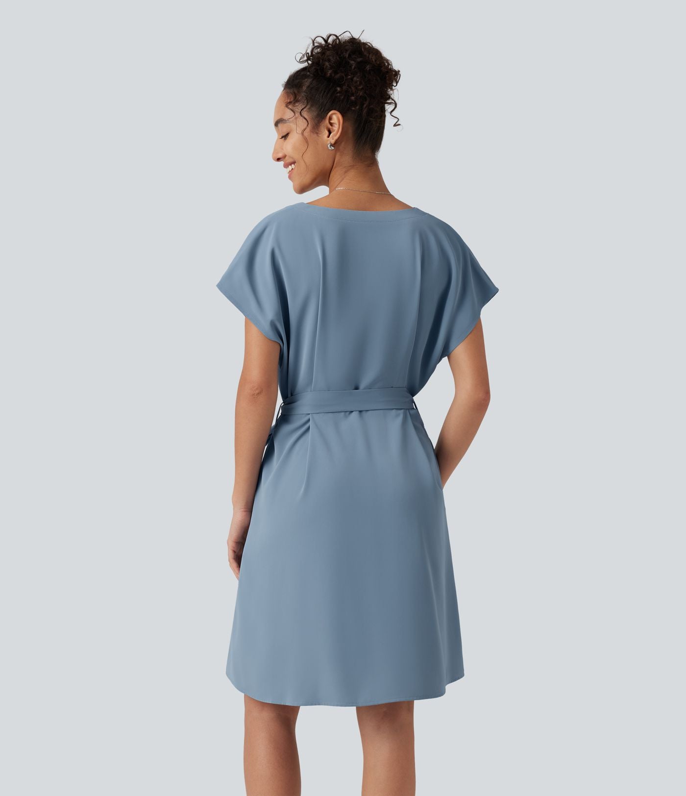 Robe mini esprit bureau défroissage facile, col V, ceinture, manches chauve-souris et poches