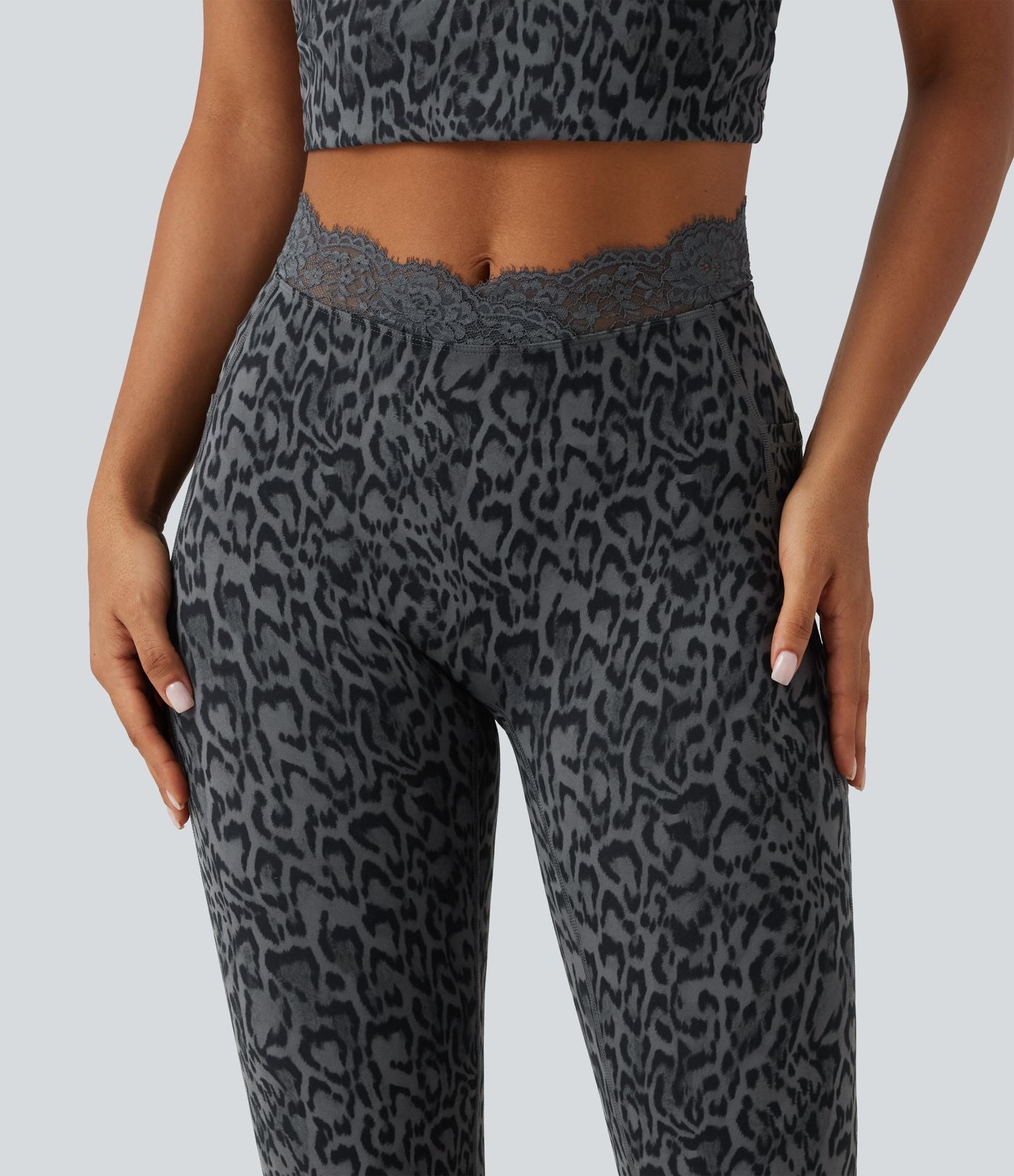 Legging yoga Halara UltraSculpt™ flare taille haute avec ceinture en V imprimé léopard, dentelle contrastée et poches