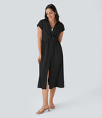 Robe mi-longue décontractée à col chemise, décolleté en V, manches courtes, drapé et poches latérales avec boutonnage