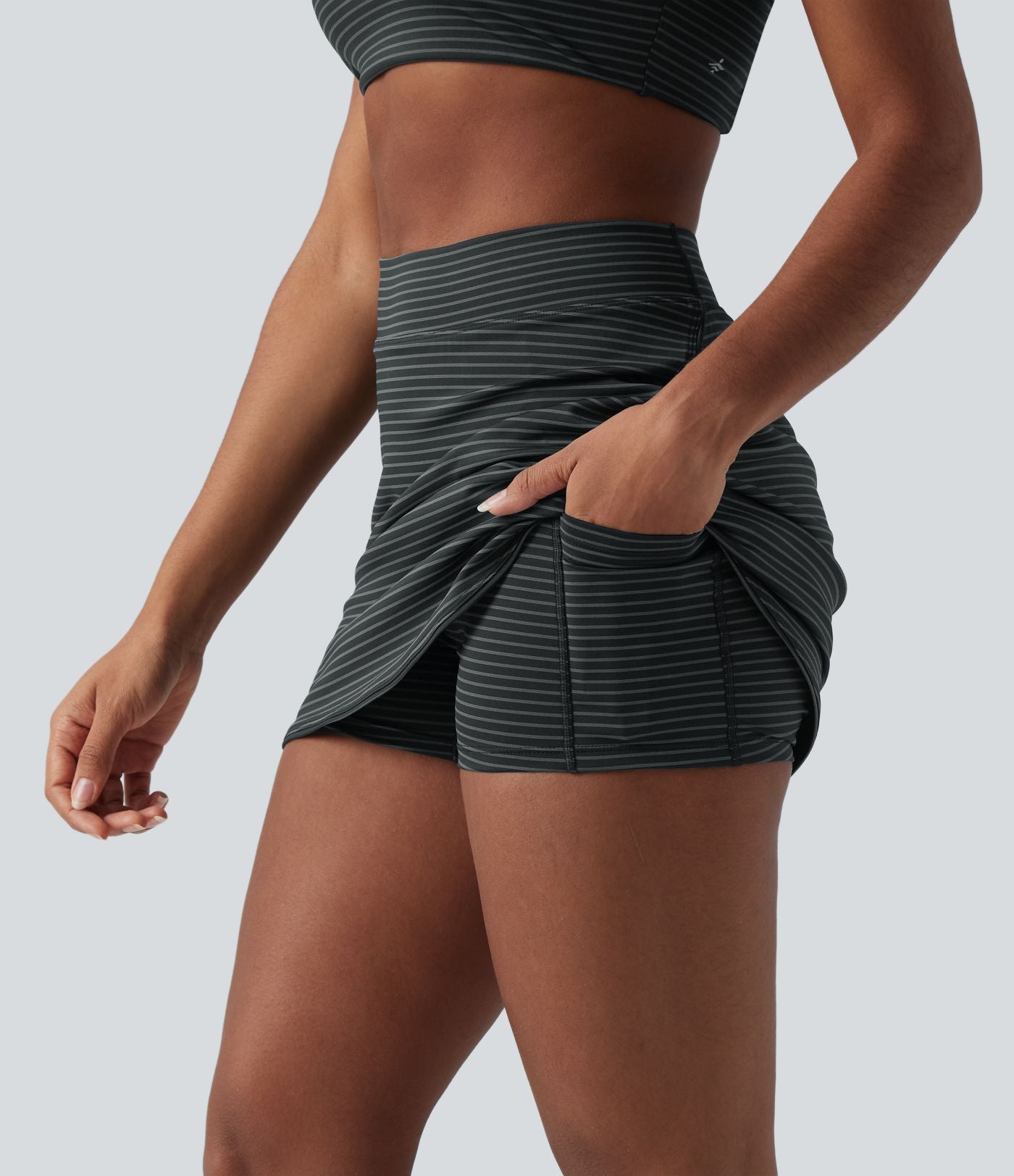 Jupe de golf mini moulante 2-en-1 taille haute à rayures avec poches