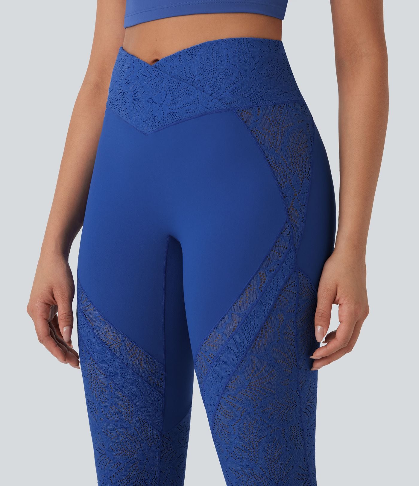 Pantalon de yoga évasé à taille haute croisée, poche arrière et dentelle