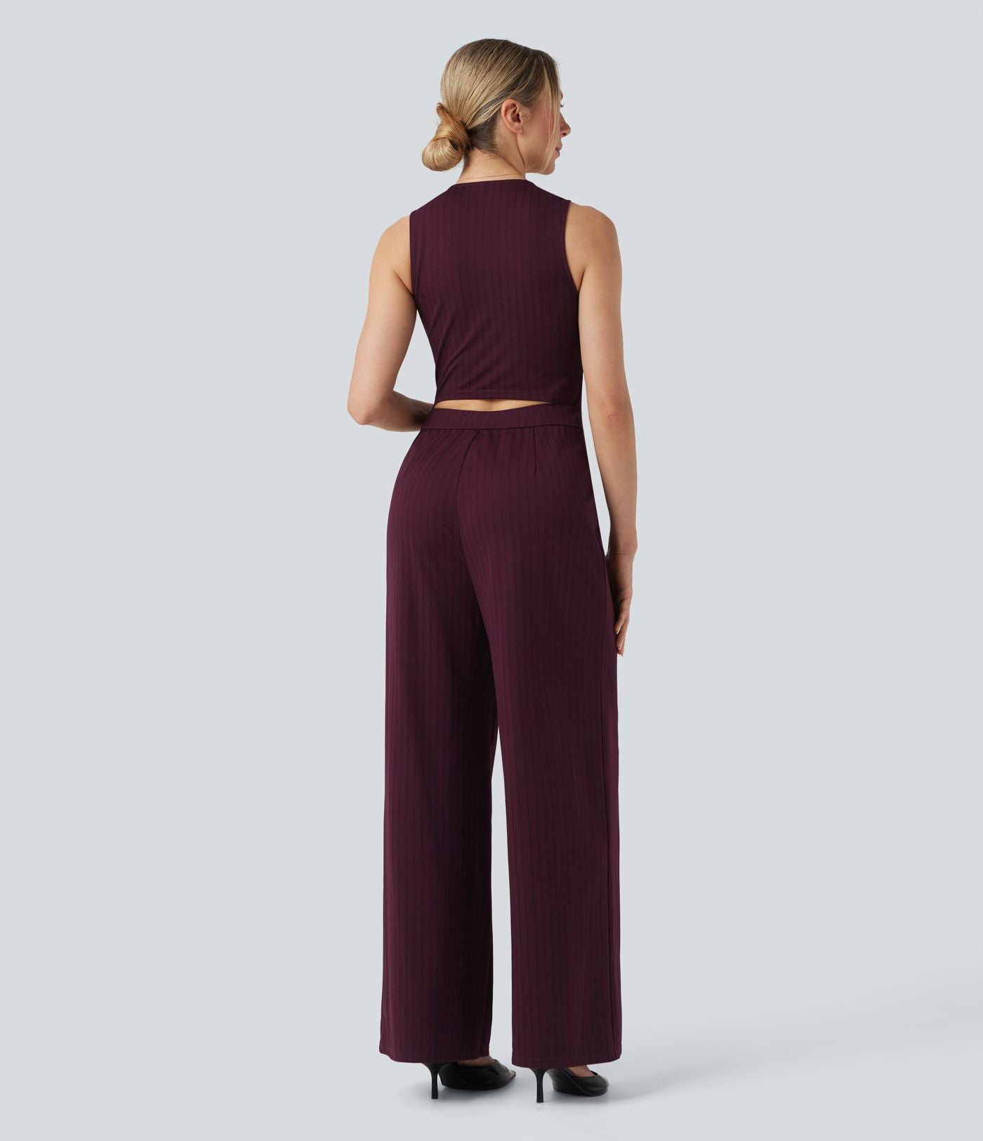 Combinaison tailleur rayée à jambes larges, décolleté en V, découpe et poches