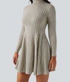 Robe mini évasée col montant à manches longues en maille côtelée