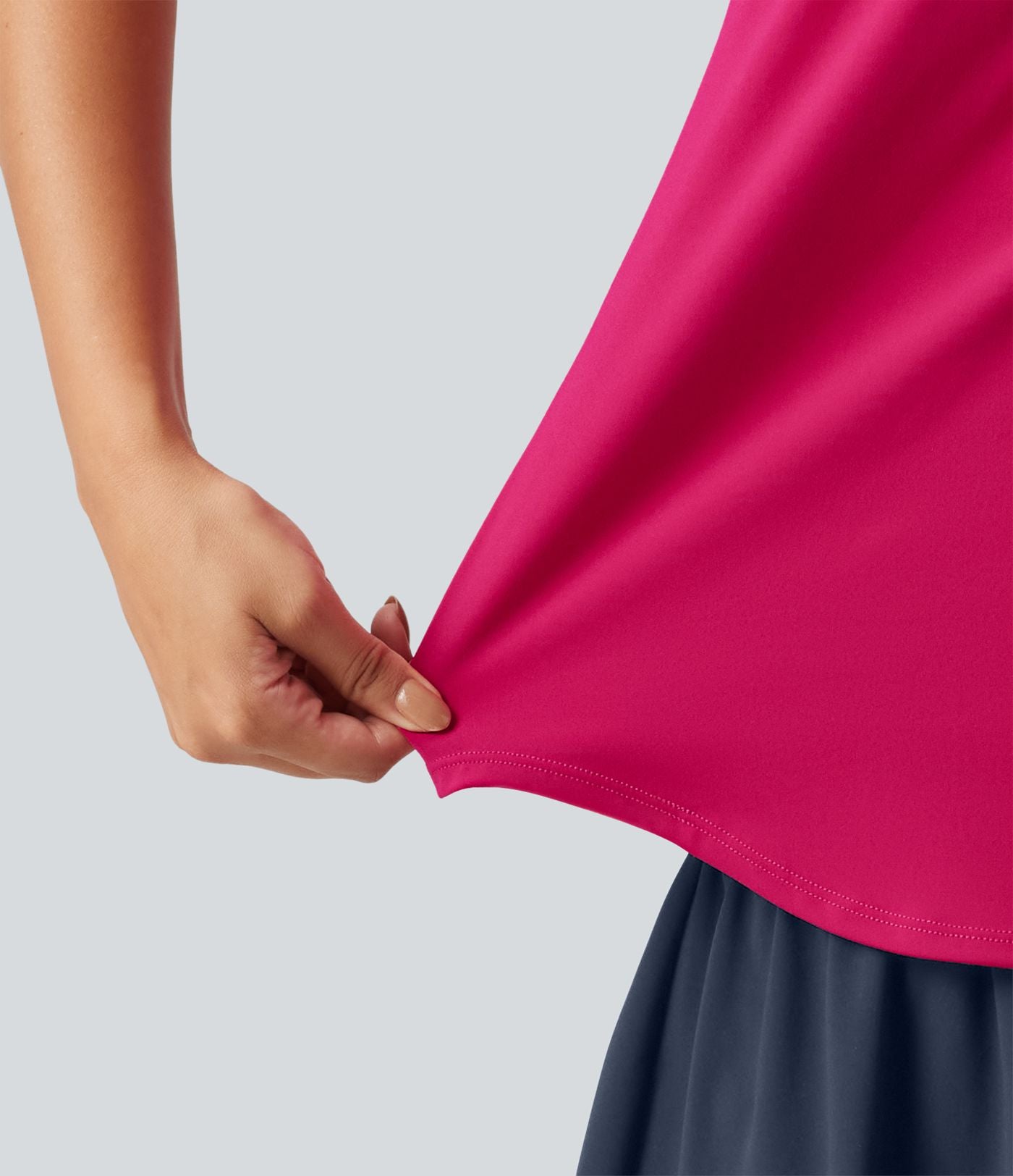 Débardeur de yoga à encolure U, ourlet arrondi, toucher frais, séchage rapide, coussinets amovibles et protection solaire UPF 50+