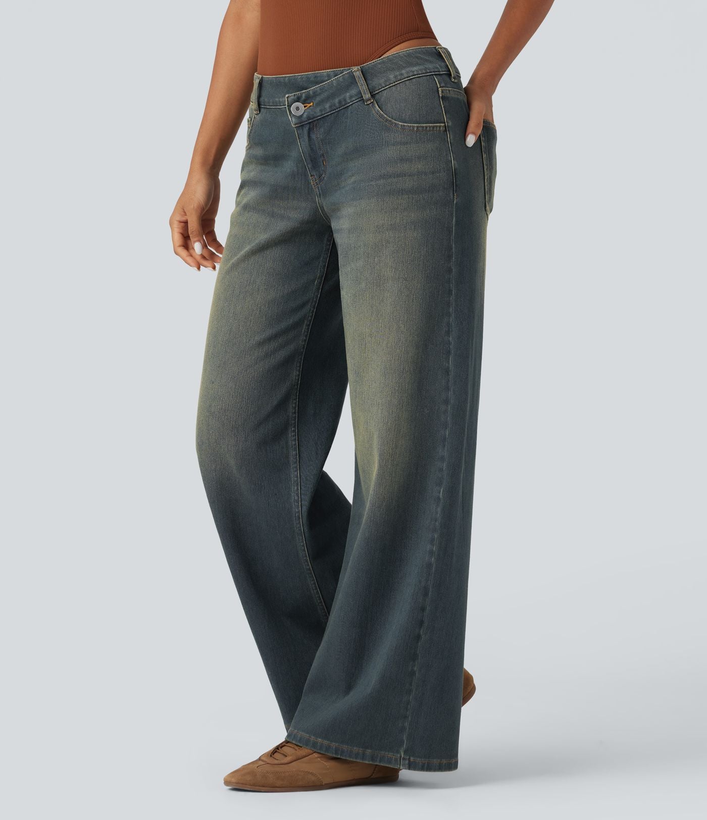 Halara Flex™ Jean large asymétrique taille basse avec bouton, fermeture éclair et poches multiples, délavé et extensible en maille