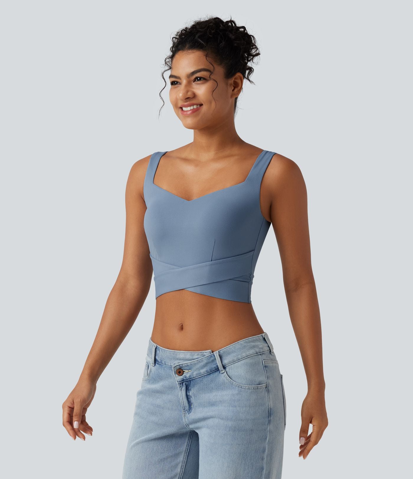 Débardeur crop-top à encolure diamant avec base croisée et coussinets amovibles