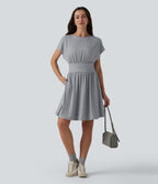 Robe courte fluide col rond manches courtes à rayures avec brassière intégrée et poches