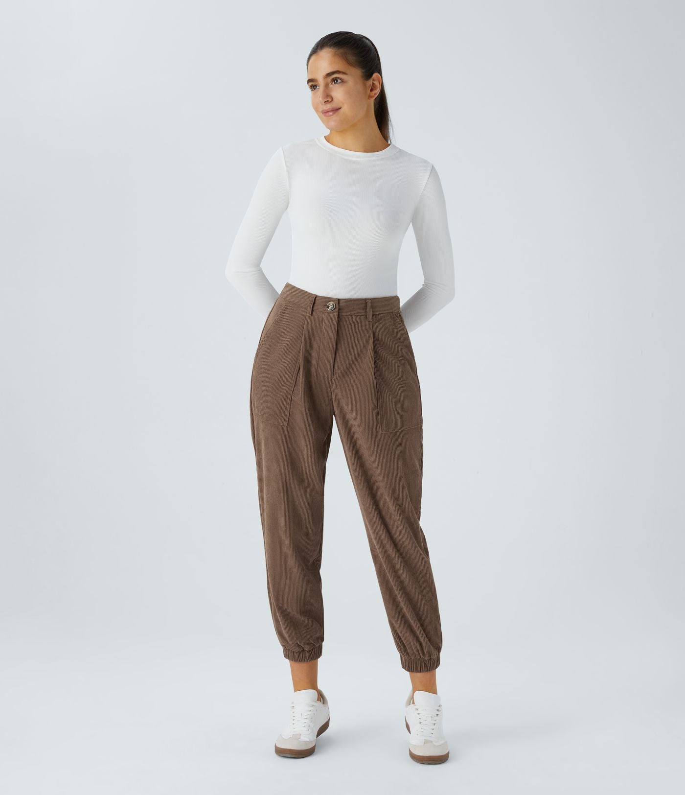 Pantalon décontracté en velours côtelé avec taille mi-haute, boutons et fermeture éclair