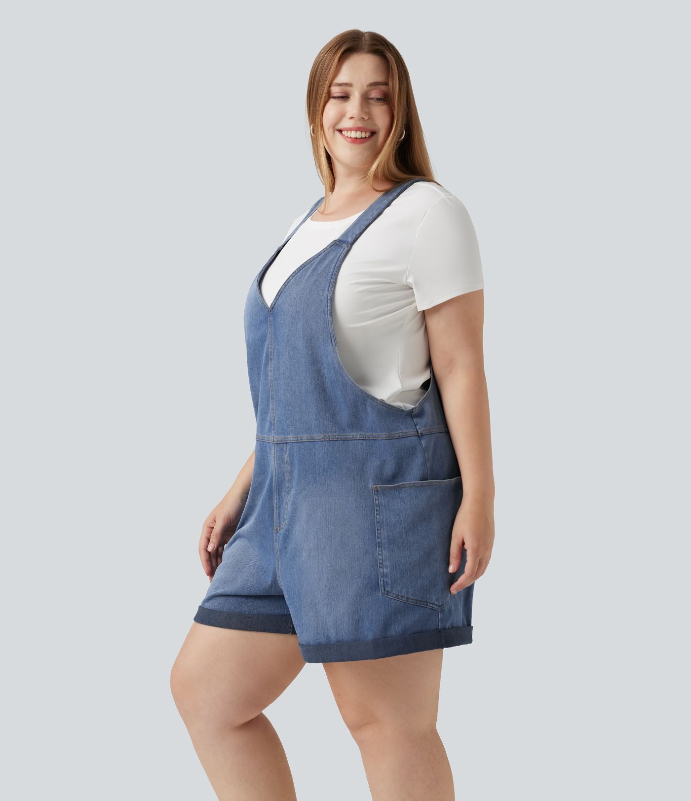 Salopette-short délavée grande taille en Jean Halara Flex™ Denim à col V avec ourlets retroussés et poches