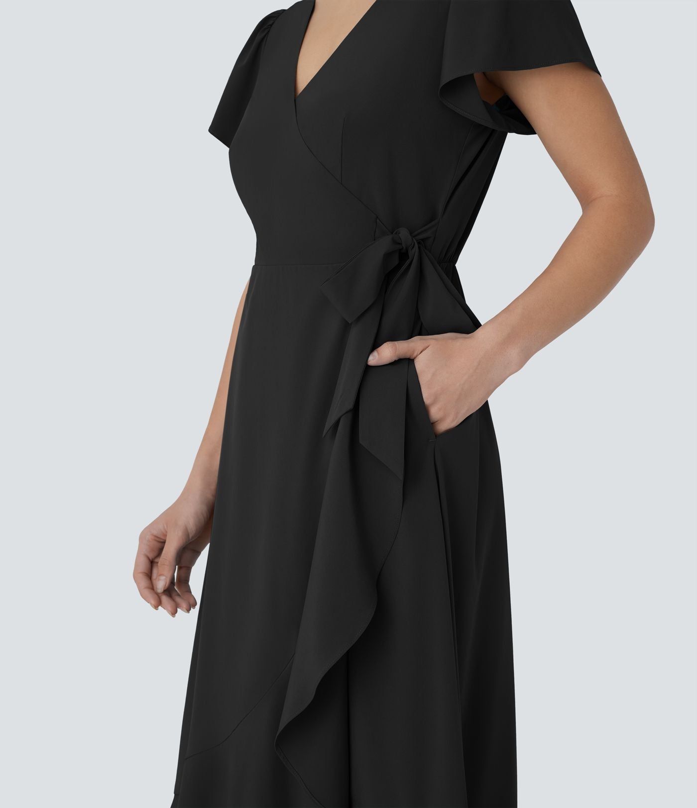 Robe décontractée midi Breezeful™ fluide à col V, manches courtes, design enveloppant, liens sur les côtés, poches latérales, volants et séchage rapide