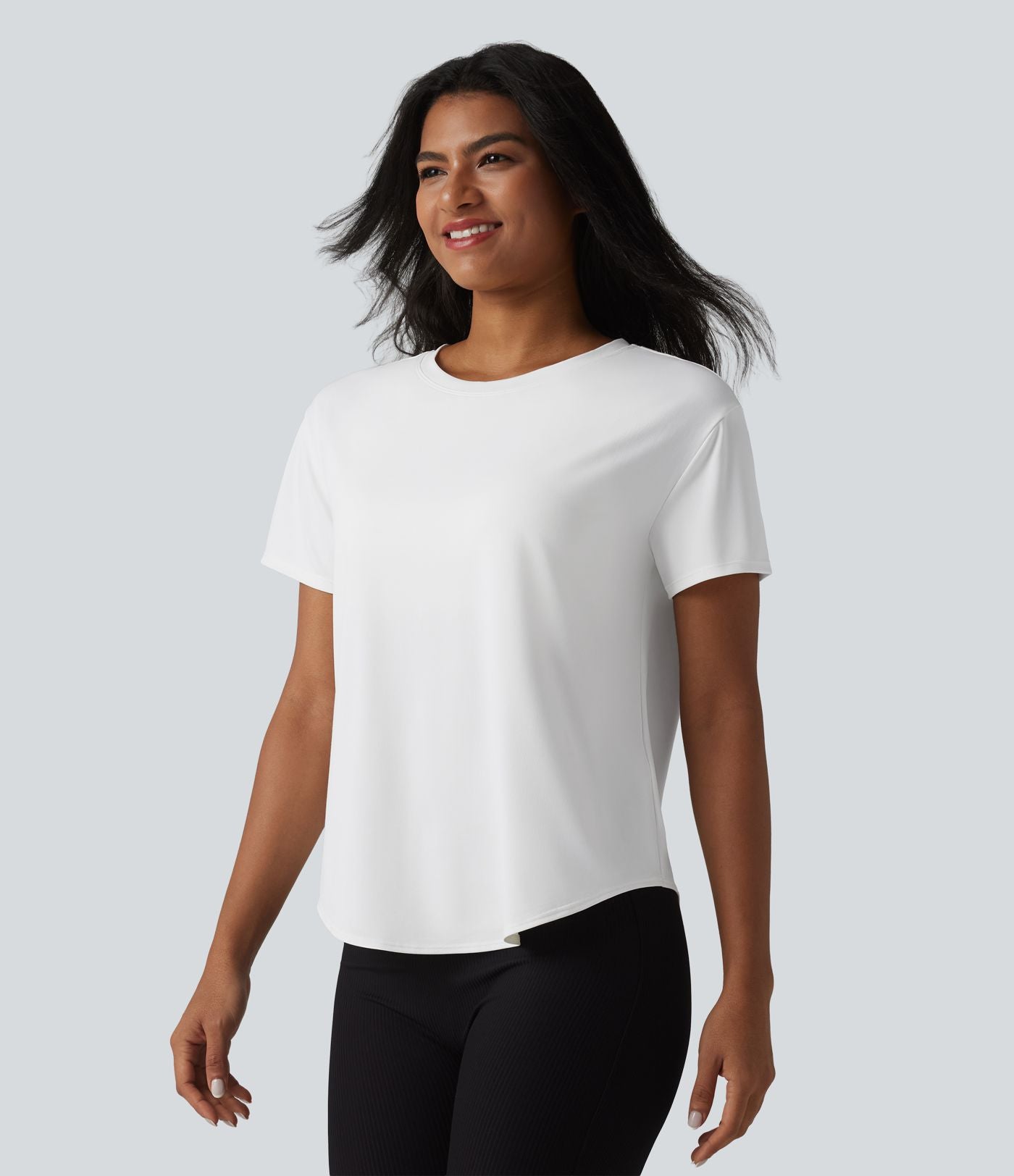 T-shirt décontracté à col rond, manches courtes, soutien-gorge intégré et ourlet arrondi