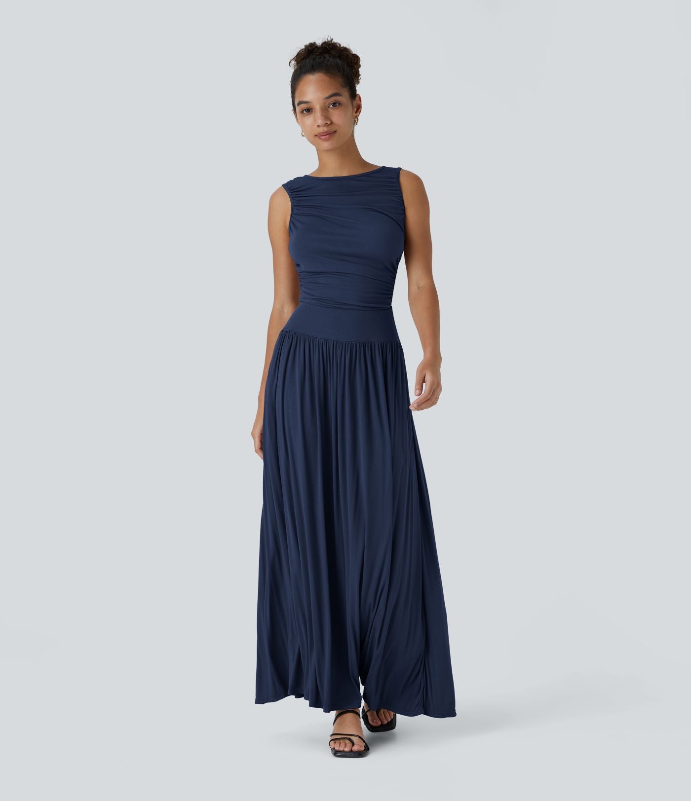 Robe longue à encolure bateau, bretelles asymétriques, côtés froncés et poches