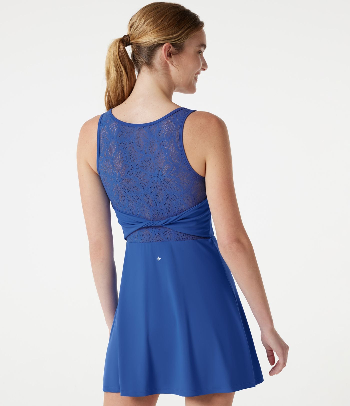 Robe sport de tennis mini SoftlyZero™ sans manches avec dentelle contrastée torsadée, brassière intégrée et poches - Easy Peasy - UPF50+