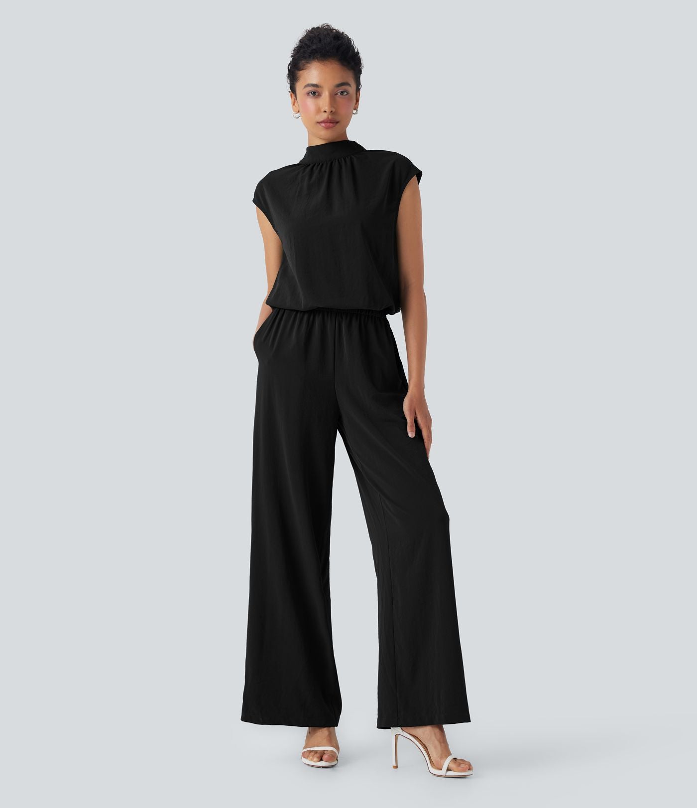 Combinaison pantalon tailleur jambes larges col montant dos goutte d'eau manches courtes avec poches latérales