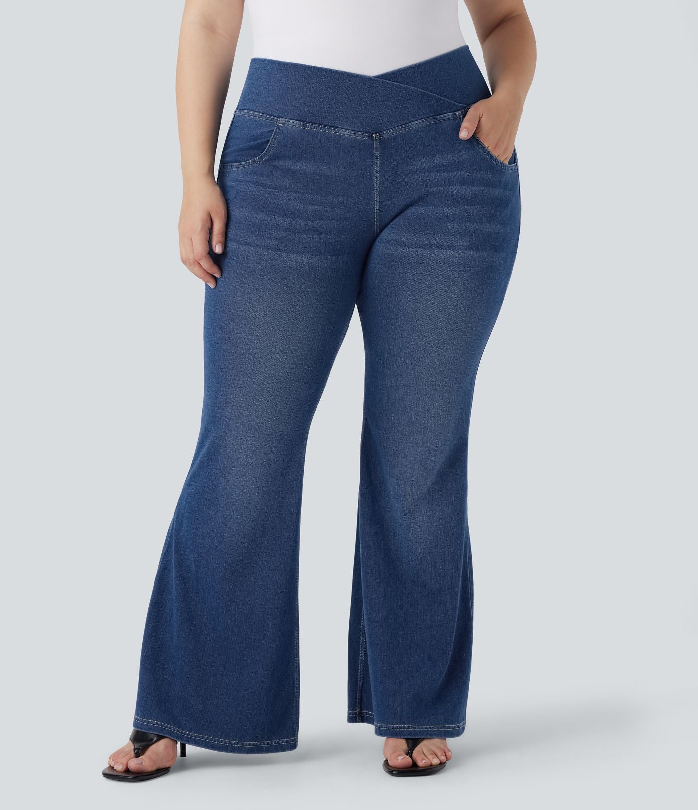 Jean évasé décontracté Halara Flex™ grande taille croisé taille haute en maille extensible délavée avec multiples poches