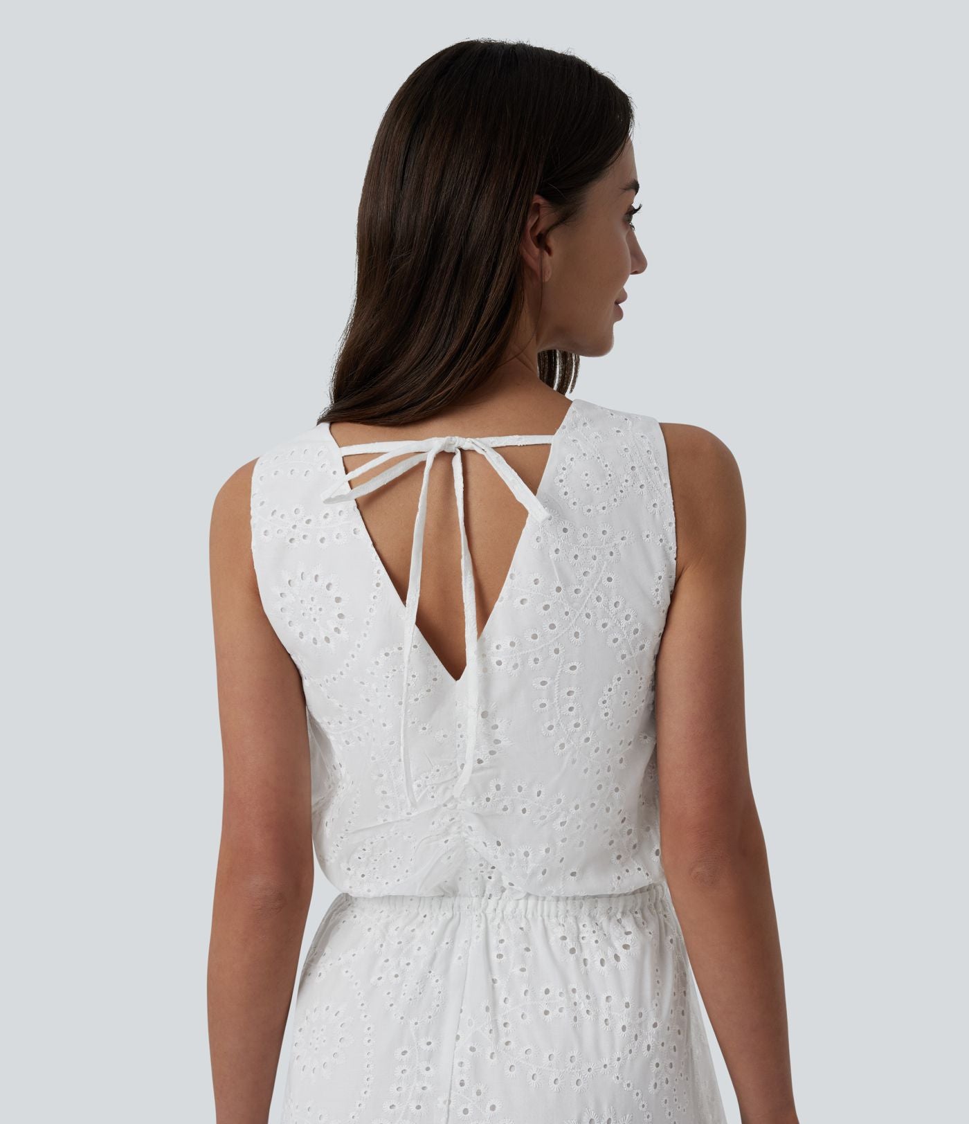 Robe mi-longue fluide col V sans manches avec nœud au dos