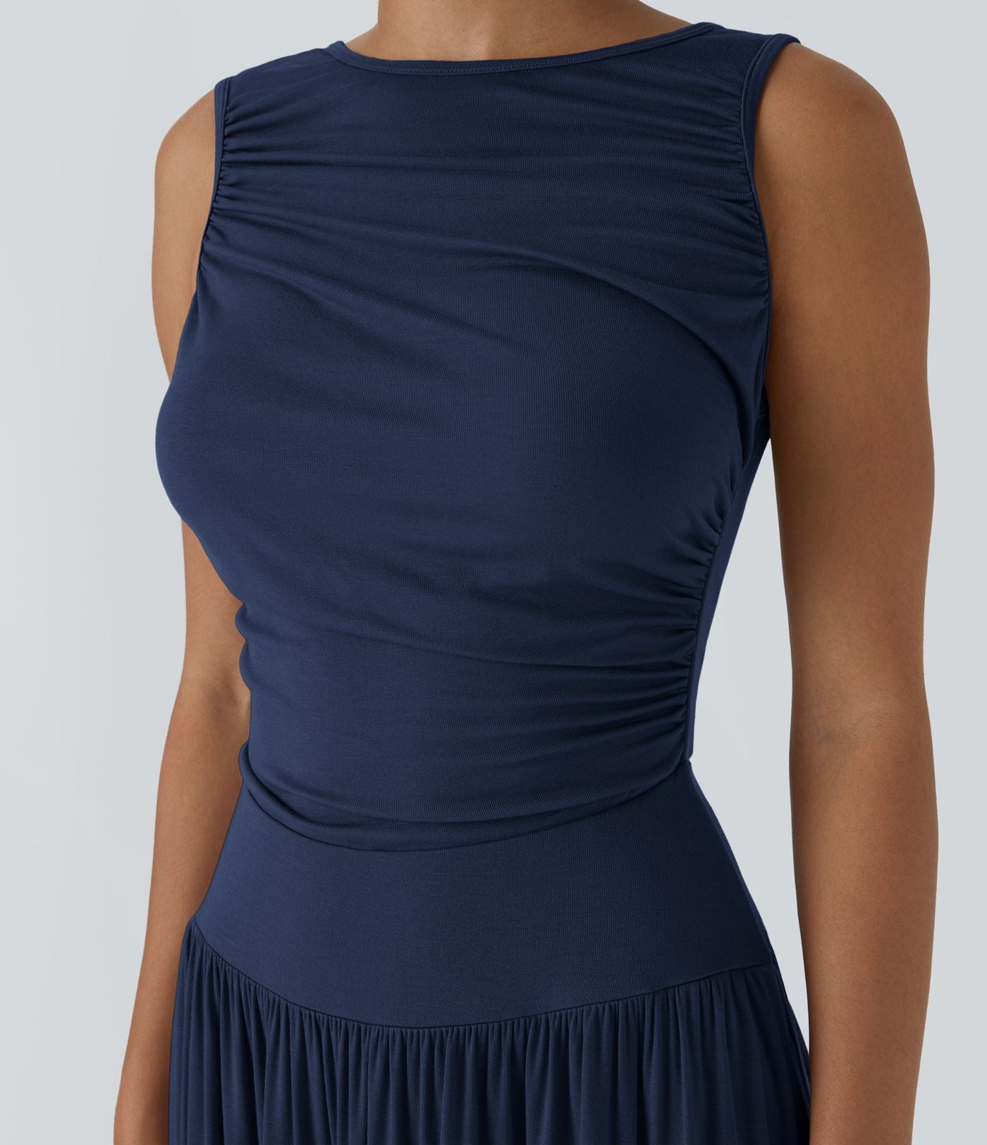 Robe longue à encolure bateau, bretelles asymétriques, côtés froncés et poches