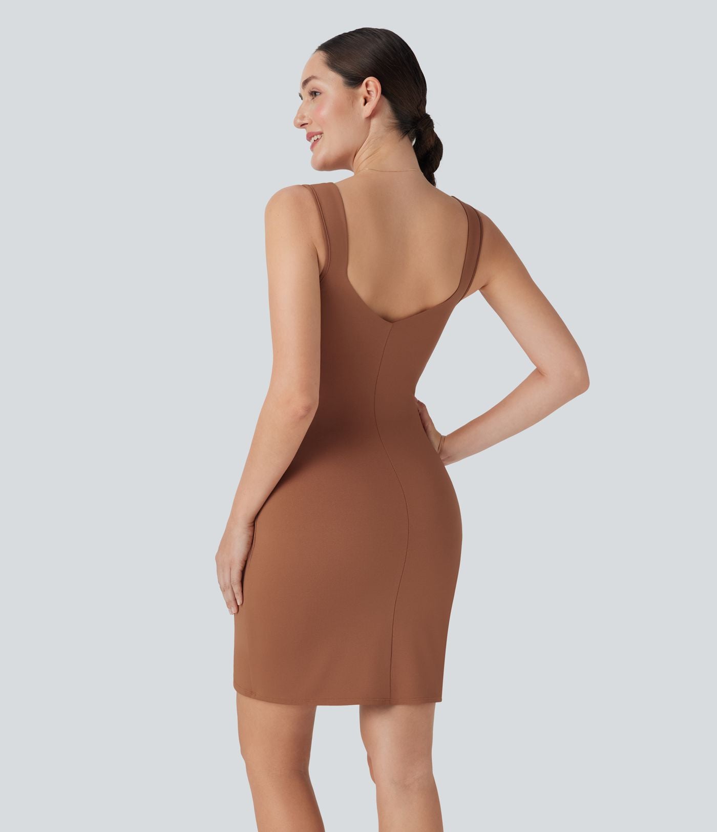 Robe décontractée mini moulante avec dos nu