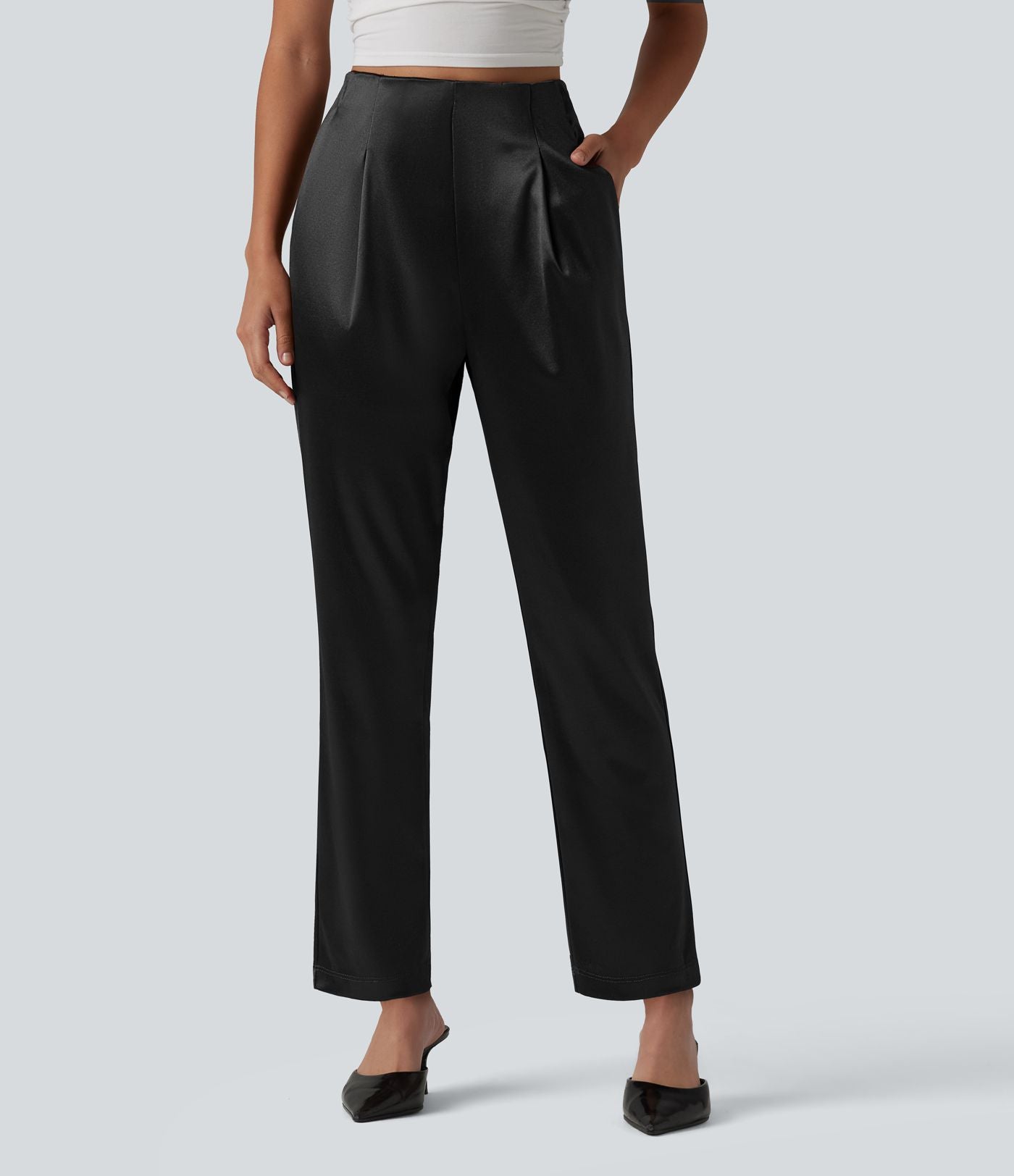 Pantalon tailleur fuselé en satin taille haute avec poches