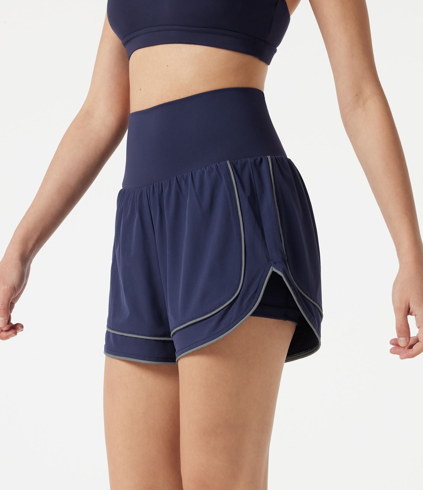 Short de yoga baggy 2-en-1 Breezeful™ taille haute à ourlet arrondi, séchage rapide, lignes réfléchissantes et poches