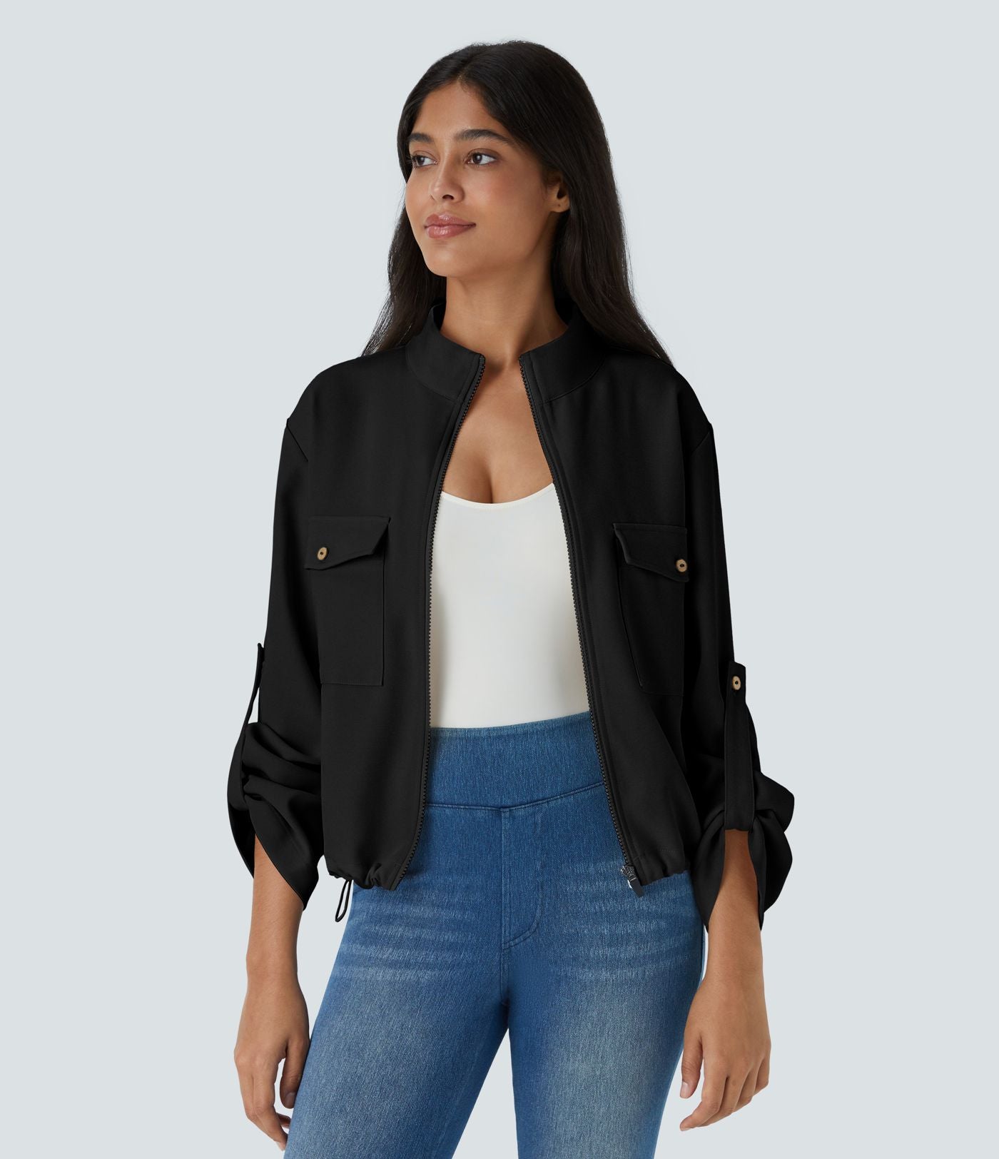 Blouson décontracté à col montant, manches retroussables, poches à rabat, cordon de serrage intérieur et fermeture éclair