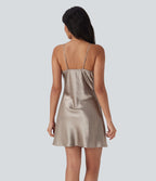 Mini-robe nuisette décontractée en satin à col bénitier avec bretelles ajustables