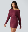 Robe mini moulante froncée à une épaule avec manches longues et passe-pouces