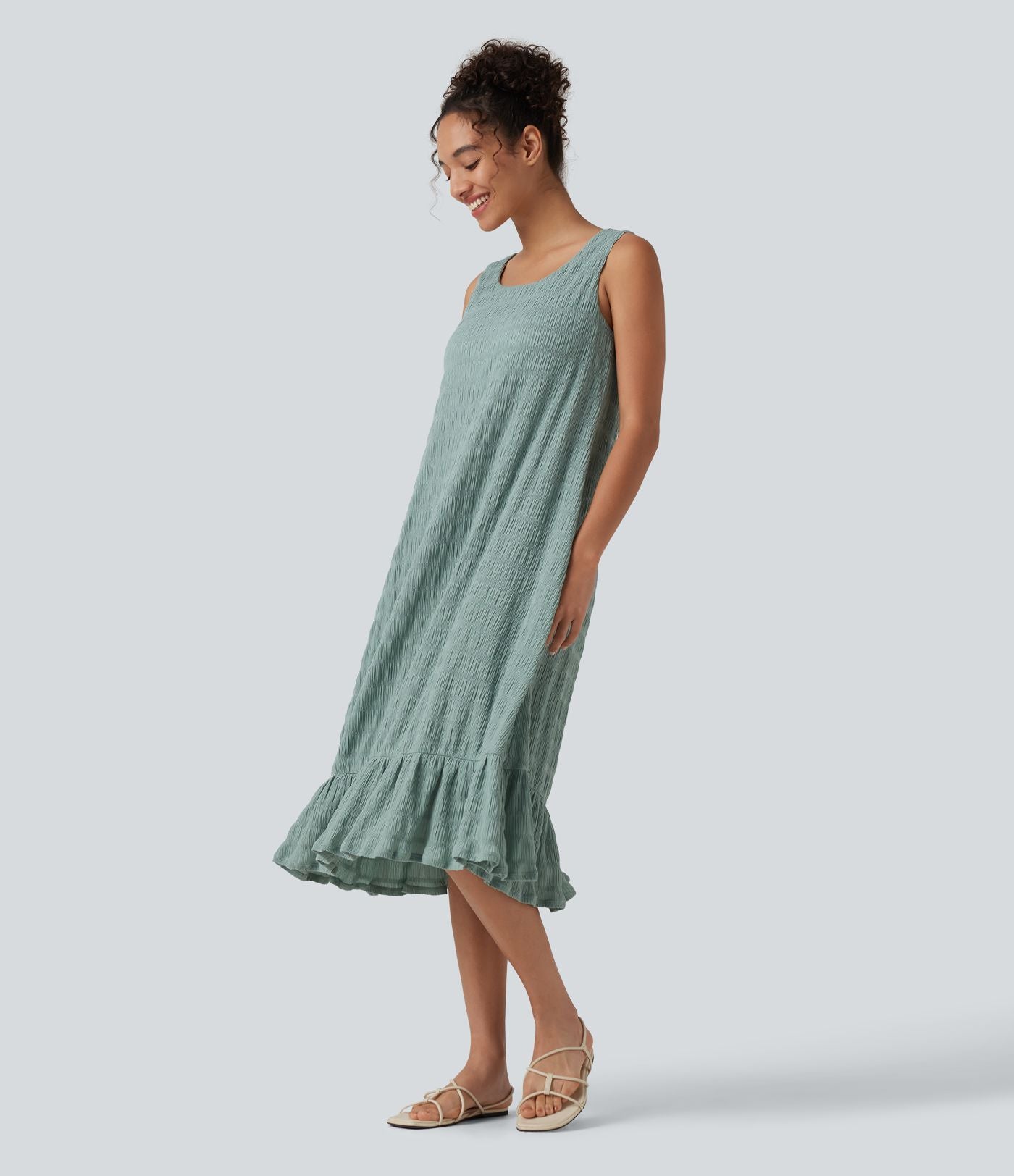 Robe midi sans manches à encolure arrondie avec coussinets amovibles et ourlet à volants