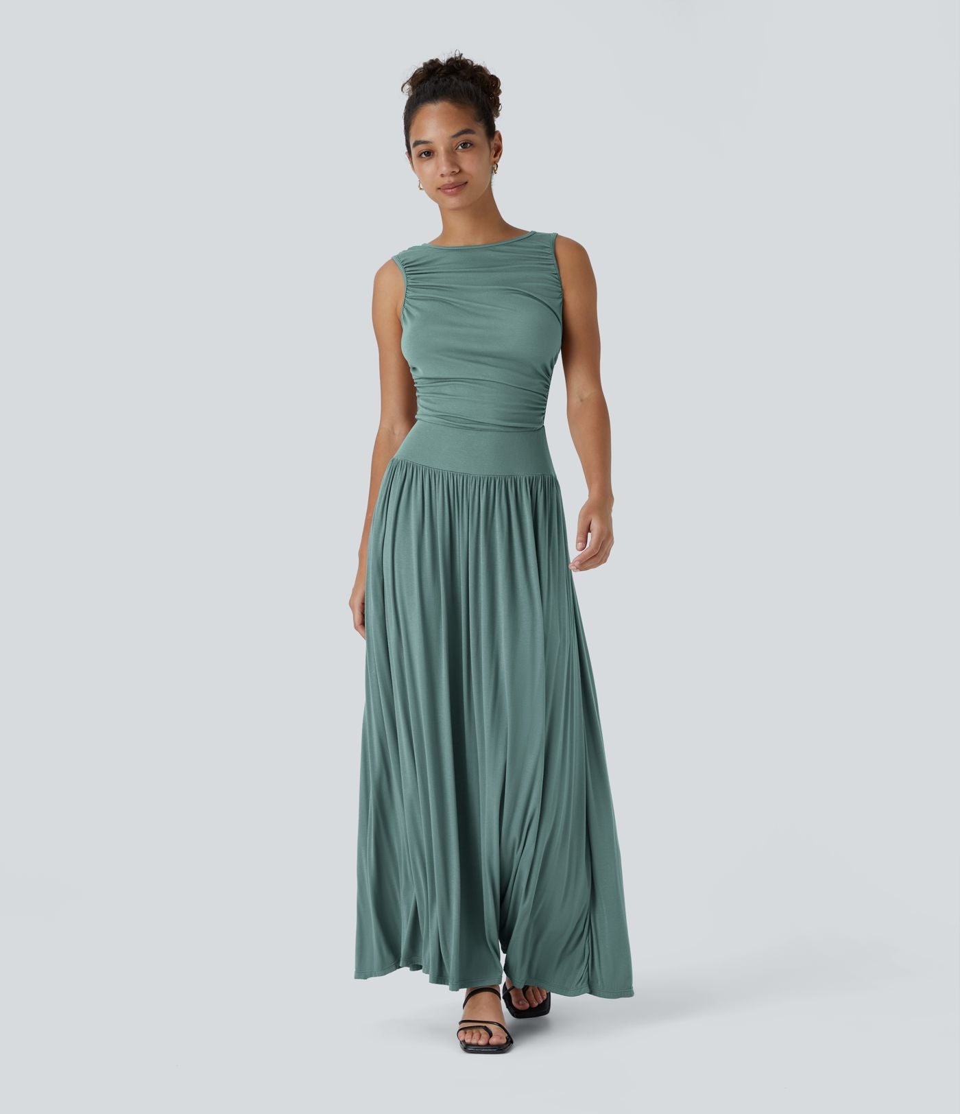 Robe longue à encolure bateau, bretelles asymétriques, côtés froncés et poches