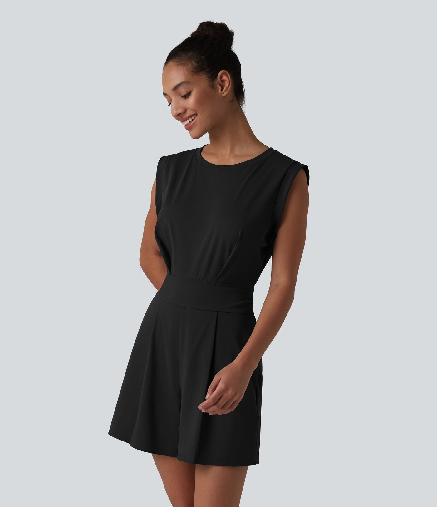 SoftlyZero™ QuickDry Combinaison-short yoga col rond sans manches avec découpe dos et poches — Easy Peasy