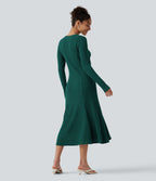 Robe midi fluide en maille côtelée à col Henley et manches longues