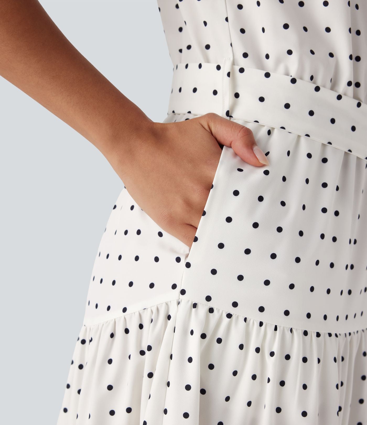 Robe mi-longue fluide de vacances à pois avec col licou, découpe dos, ceinture et poches latérales
