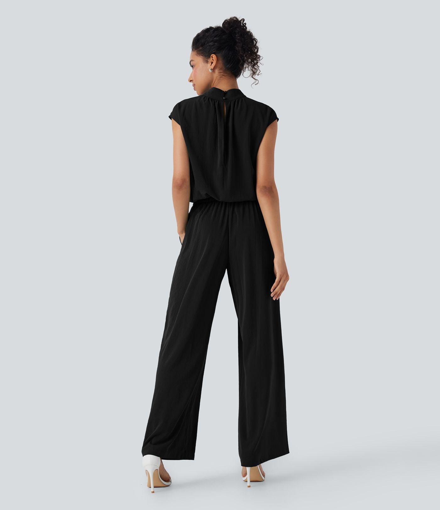 Combinaison pantalon tailleur jambes larges col montant dos goutte d'eau manches courtes avec poches latérales
