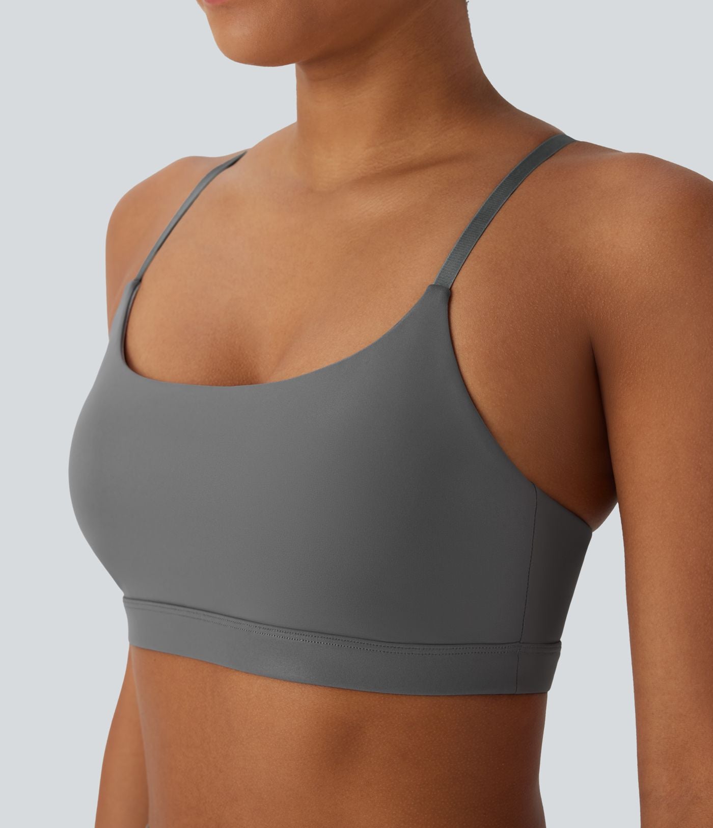 Brassière de sport en similicuir à faible maintien, dos nu, bretelles croisées ajustables et séchage rapide pour yoga