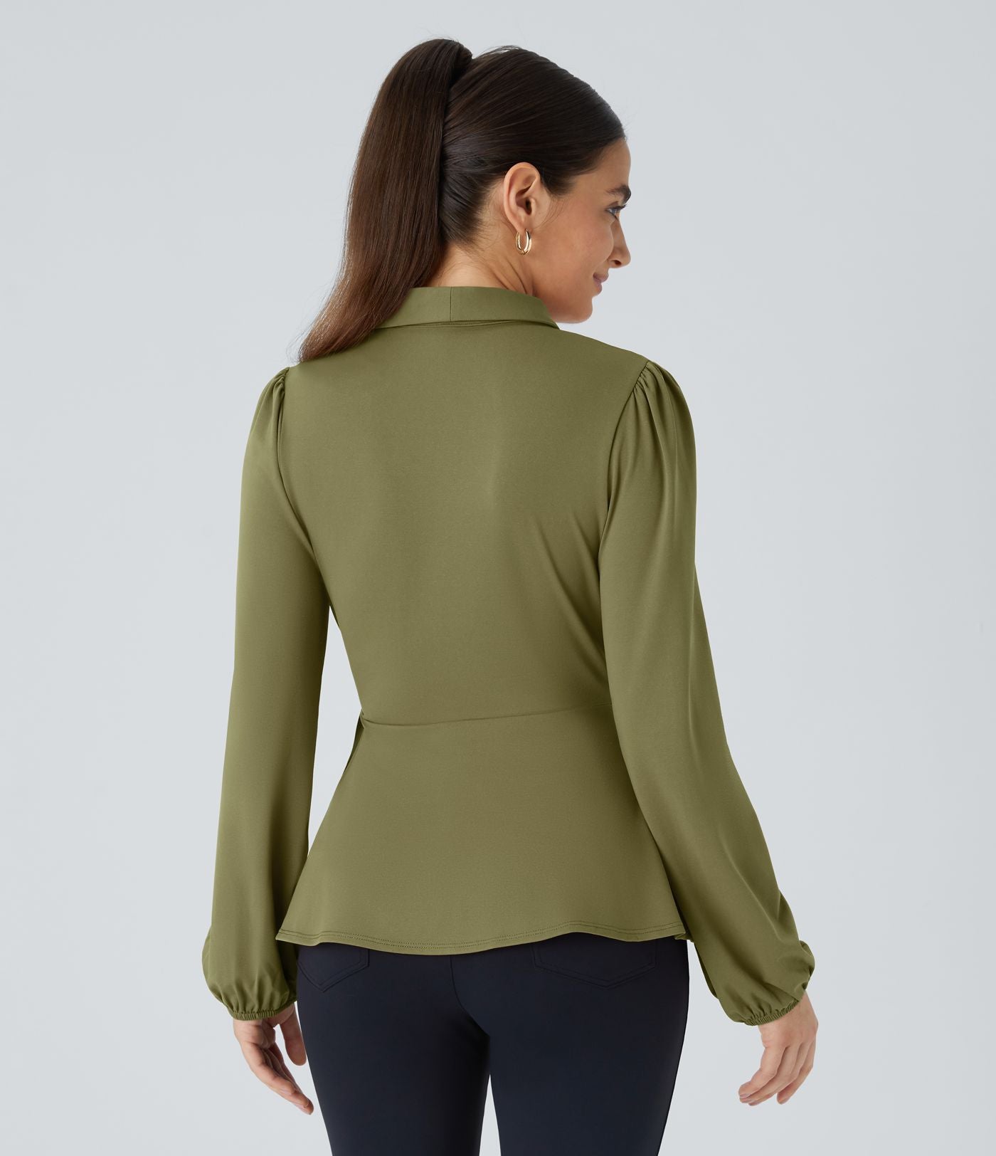 Blouse de travail à col châle, effet cache-cœur, lien sur le côté et ourlet à volants