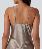 Mini-robe nuisette décontractée en satin à col bénitier avec bretelles ajustables