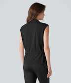 Chemise tailleur sans manches col V avec braguette boutonnée et cordon