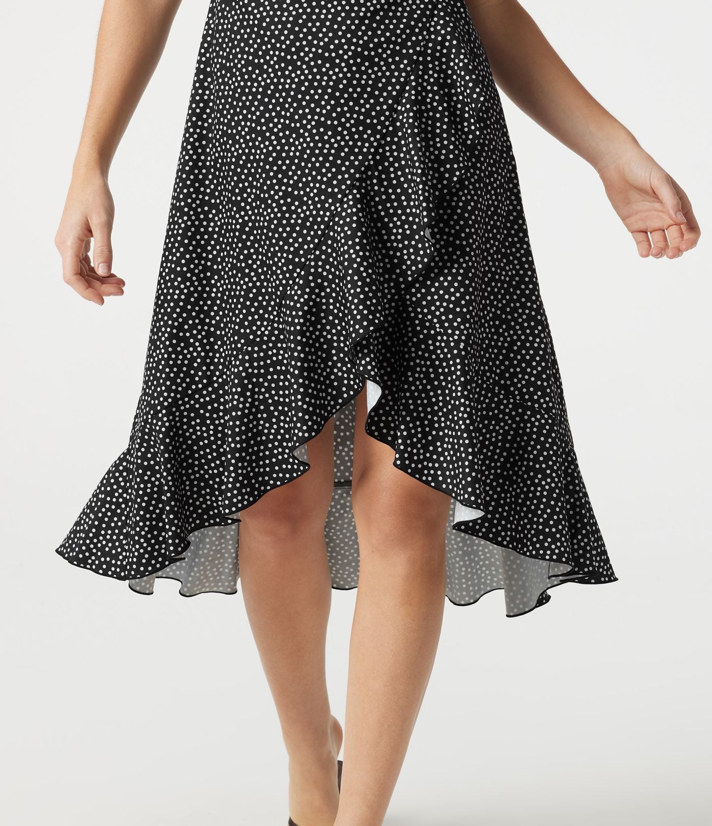 Robe casual midi col V à manches courtes à pois avec ourlet à volants