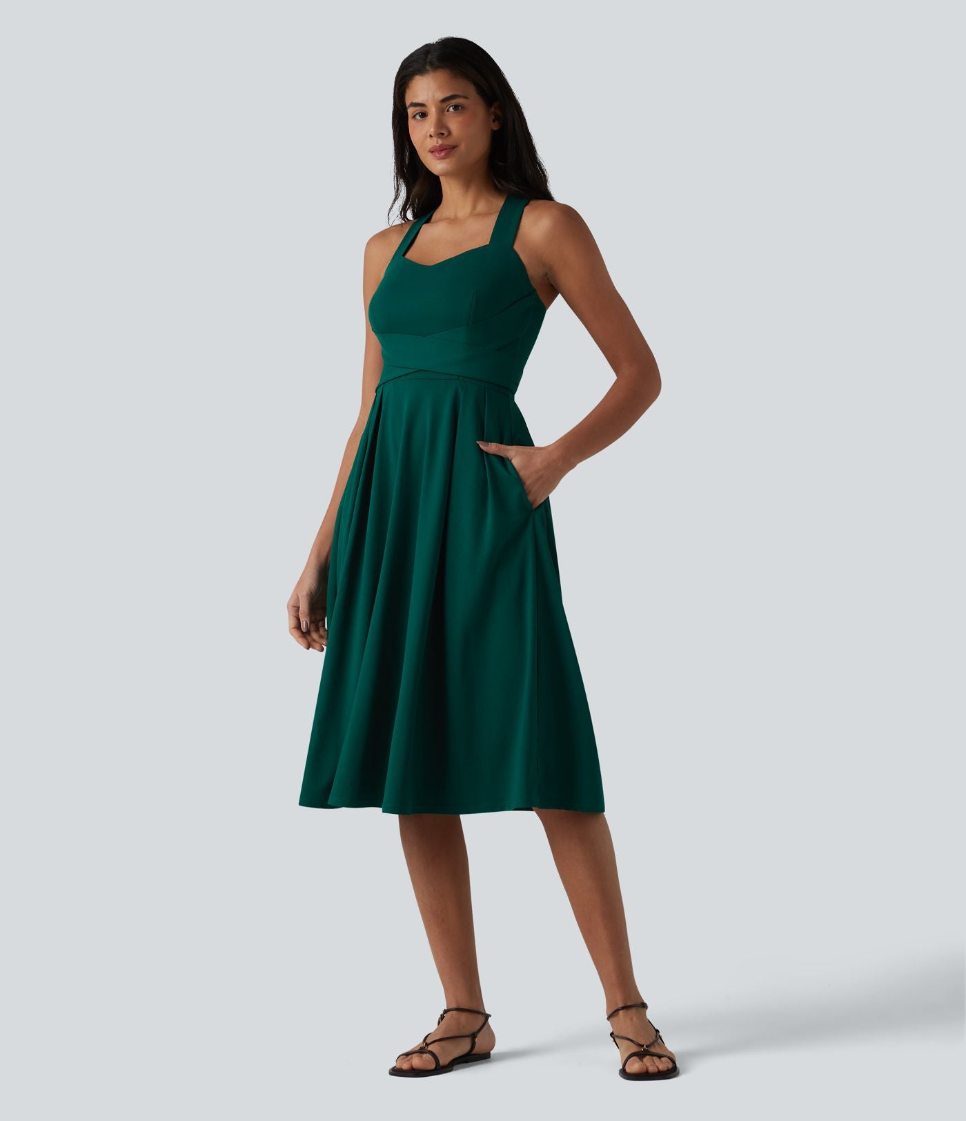 Robe midi fluide sans manches décolleté cœur avec bretelles croisées, nœud dans le dos et poches