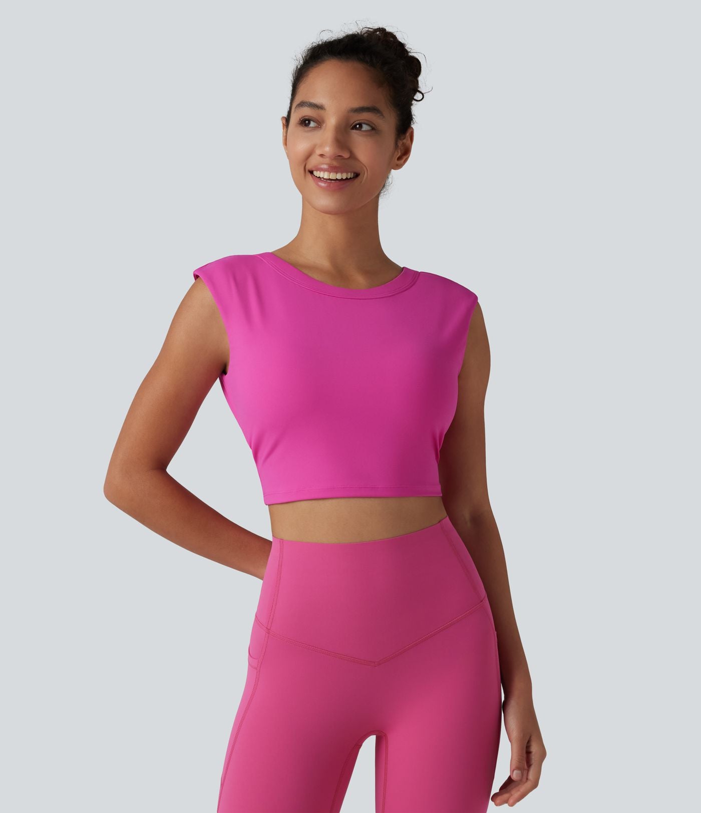 Haut de yoga court SoftlyZero™ léger à col rond et soutien-gorge intégré, sans manches et respirant.