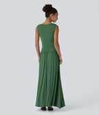Robe longue à encolure bateau, bretelles asymétriques, côtés froncés et poches