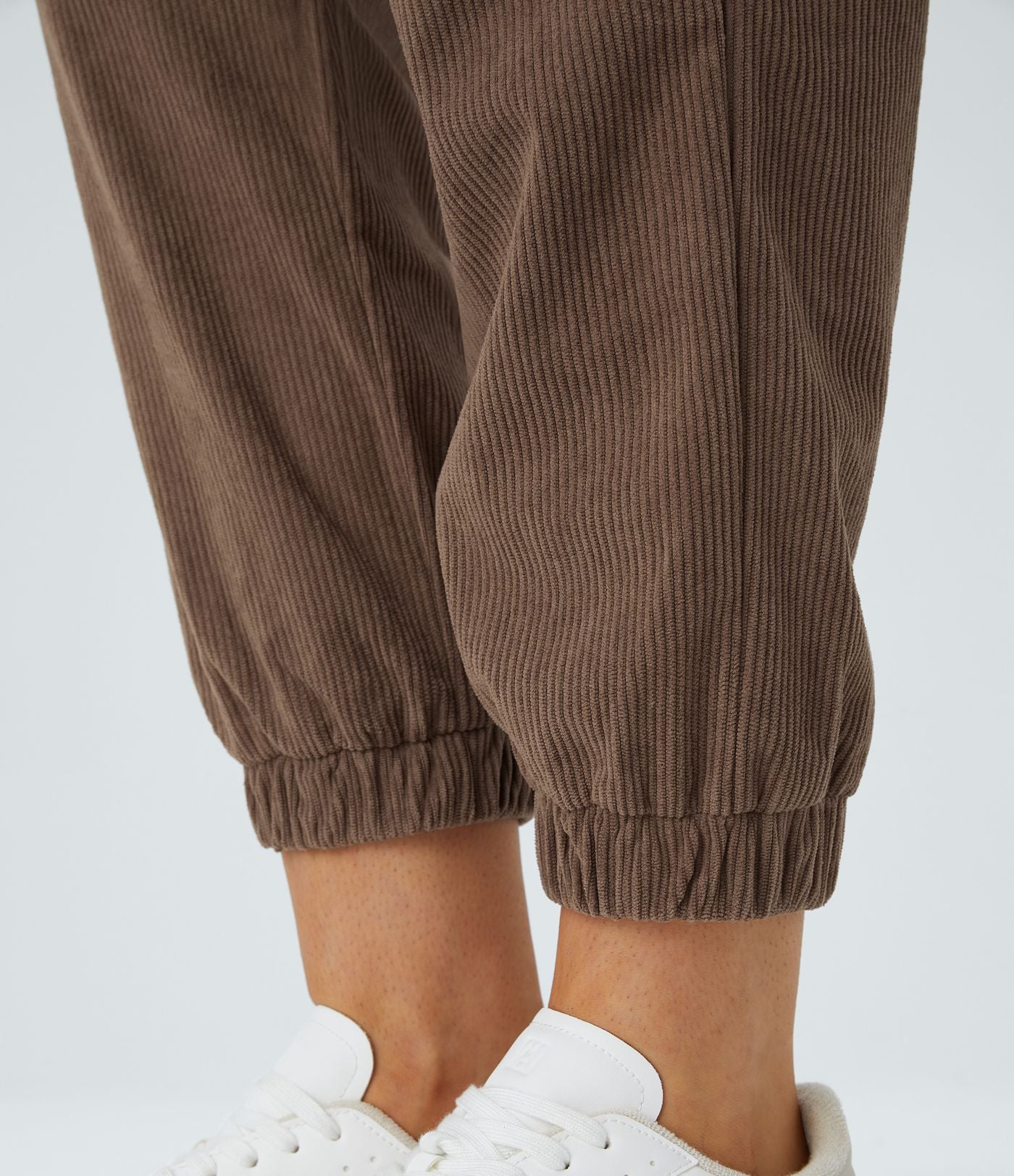 Pantalon décontracté en velours côtelé avec taille mi-haute, boutons et fermeture éclair