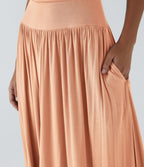 Robe longue à encolure bateau, bretelles asymétriques, côtés froncés et poches