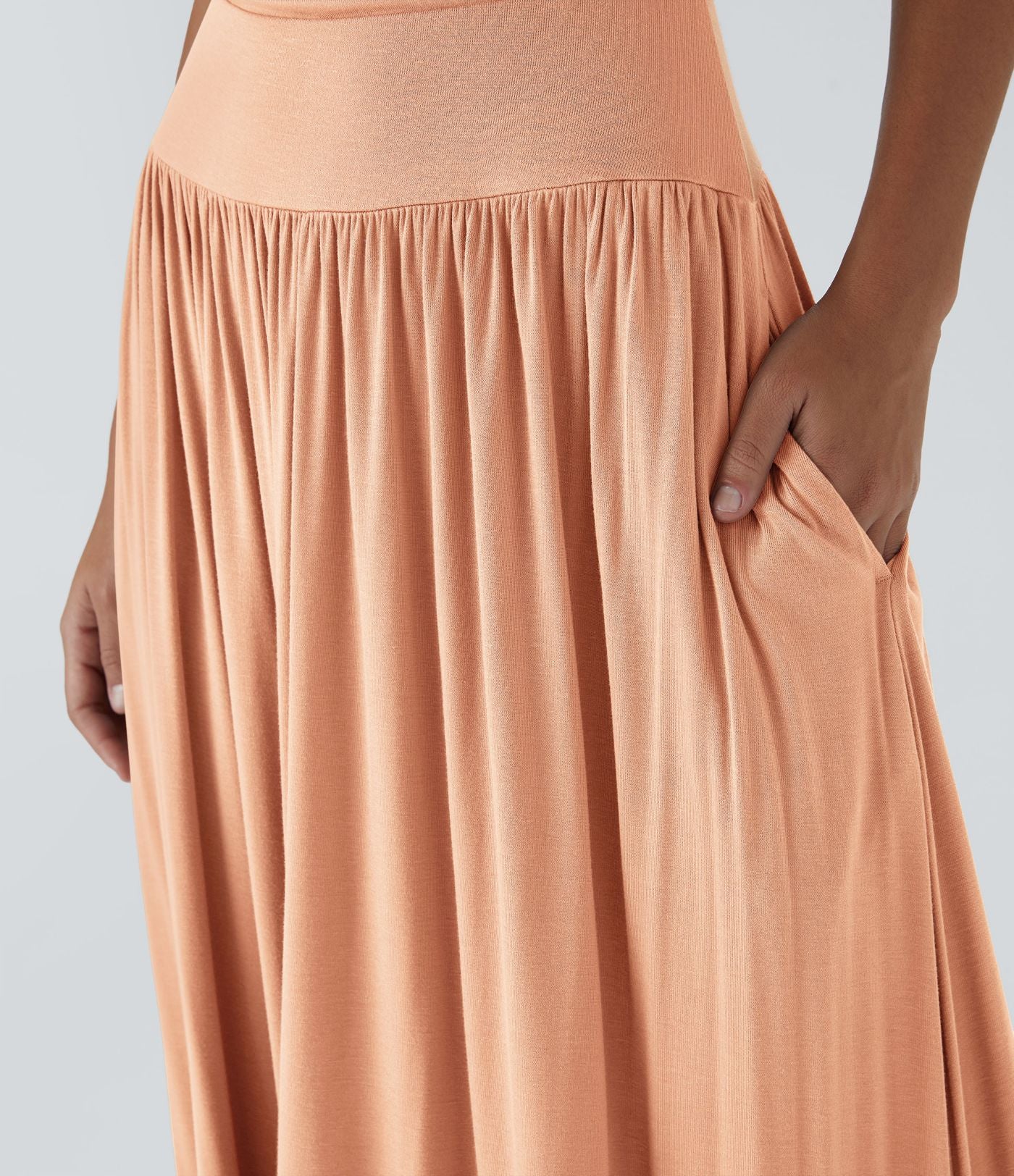 Robe longue à encolure bateau, bretelles asymétriques, côtés froncés et poches