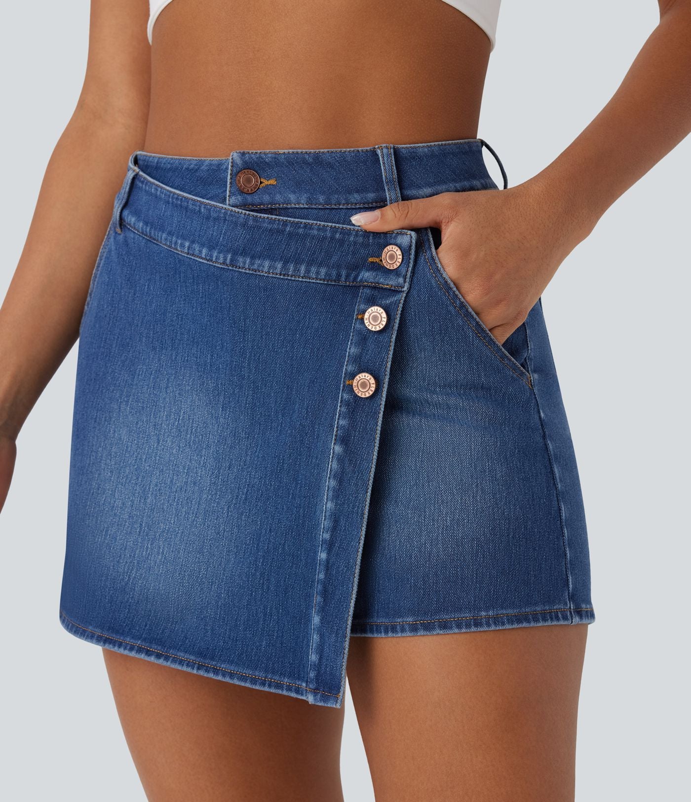Halara Flex™ Short décontracté en jean extensible effet délavé à taille haute avec poches multiples et détail enveloppant