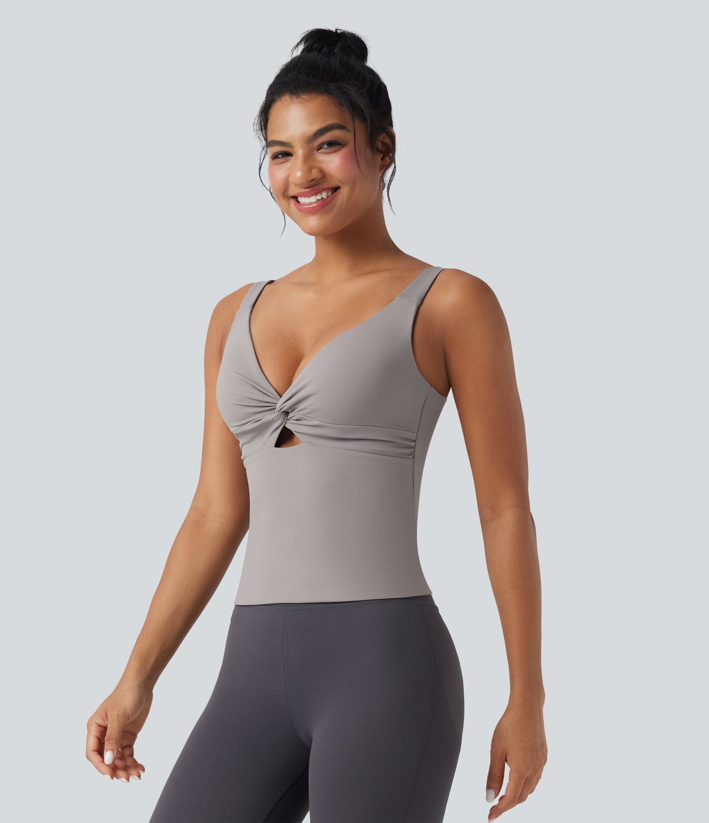 Débardeur de yoga SoftlyZero™ aéré torsadé à découpes - longueur étendue - UPF50+