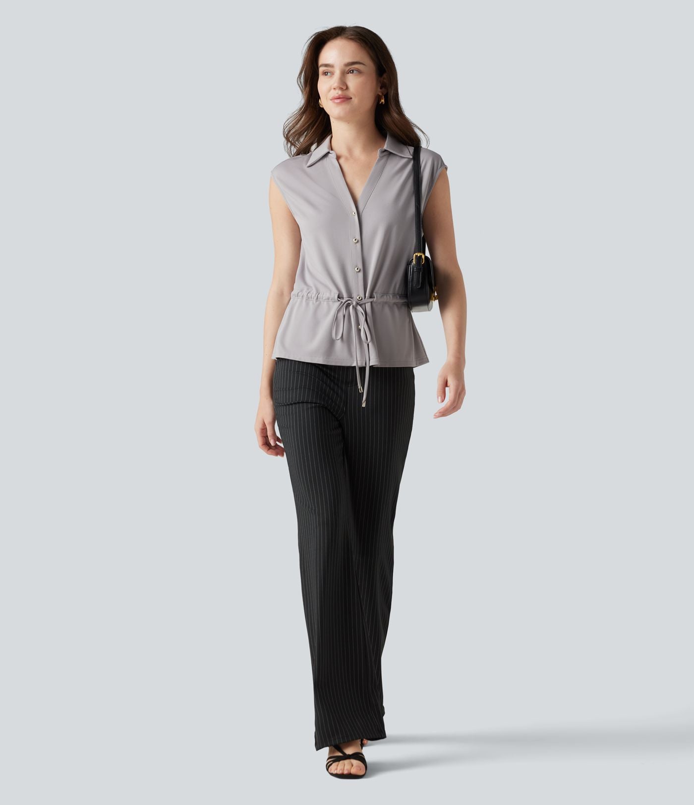 Chemise tailleur sans manches col V avec braguette boutonnée et cordon