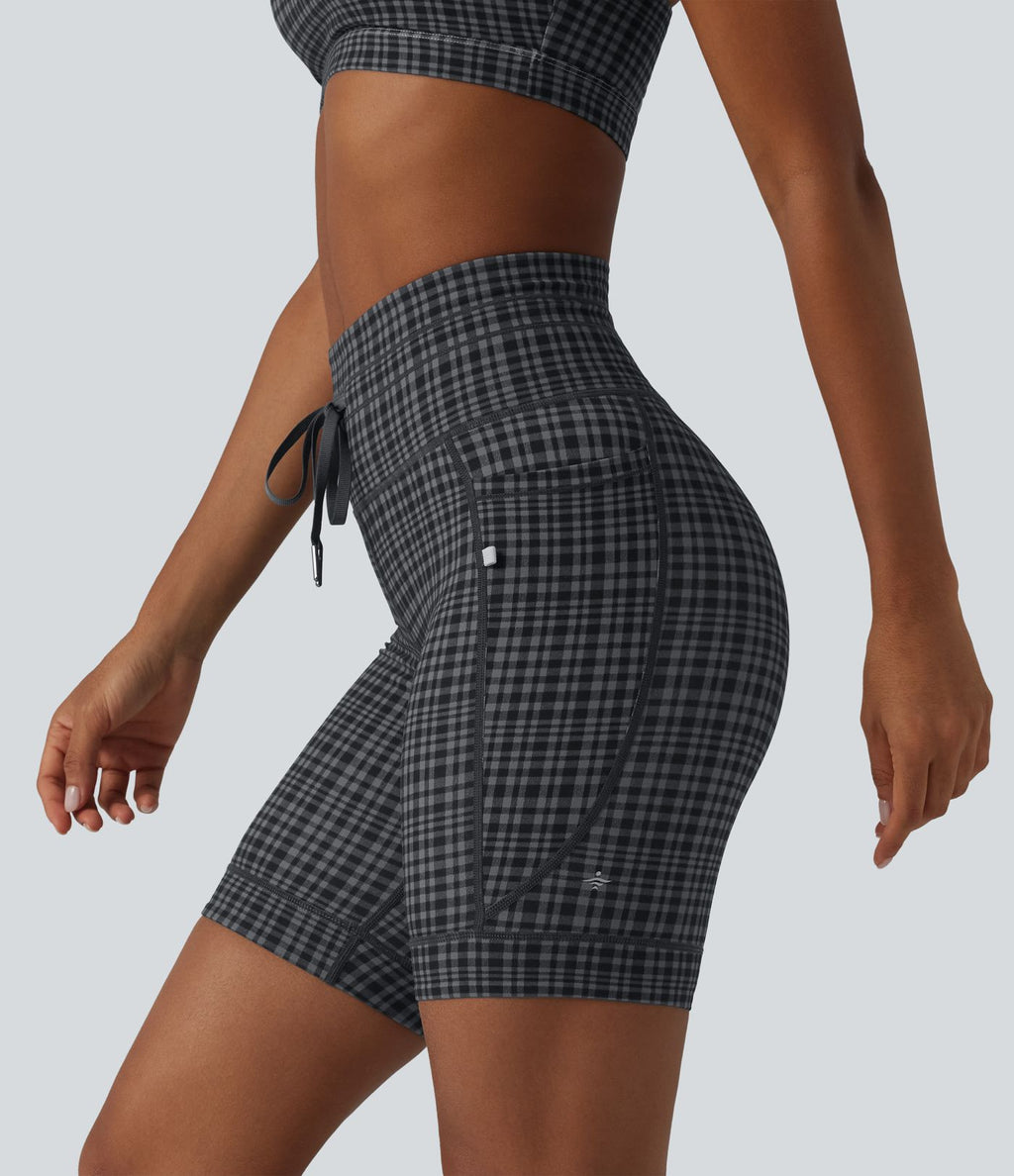 Halara UltraSculpt™ Short de cycliste yoga à carreaux taille haute 17,5 cm avec cordon de serrage et poches