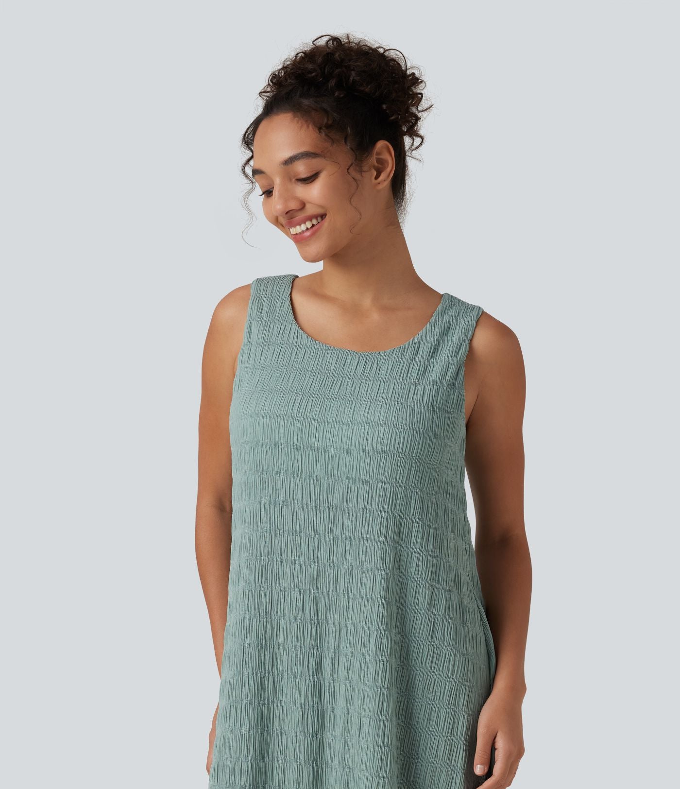 Robe midi sans manches à encolure arrondie avec coussinets amovibles et ourlet à volants